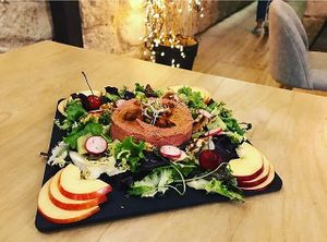 beetroot hummus, perfect to share it  at Bar Hola Flora in Burgos