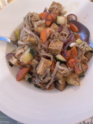Nouilles au tofu et légumes sautés   at Wax RestoBar in Faro