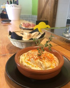 Hummus at El Ratón de Getaria in Madrid