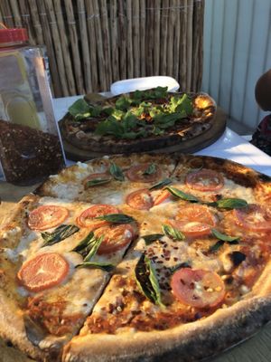 Plant based pizza,a mangiare tutti insieme 👌🏻🌱 at Jonny Como Pizza in Playa Del Carmen