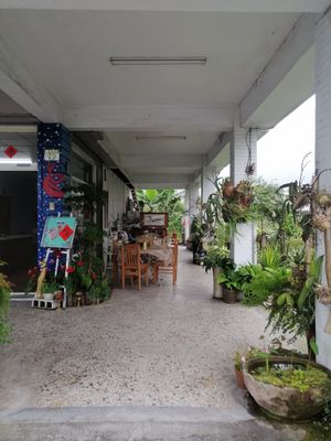 Outside Seating area at SùShí ShuǐJiǎo in Fenglin