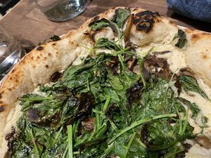 Truffle pizza 🙌🏽 at Double Zero in Venice