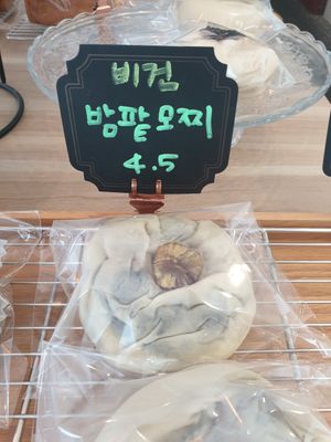 Sweet bean bun 5/10 way too much for me at Veganstory in Cheongju