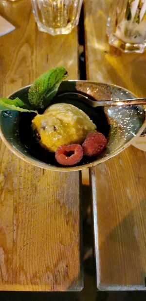 Lausbub, Mamas Veganer Keksteig mit Beerenpüree at Hans im Glück in Wiesbaden