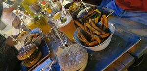 Sonnengrus Burger mit Süßkartoffelpommes und dem Sommerwind cocktail at Hans im Glück in Wiesbaden