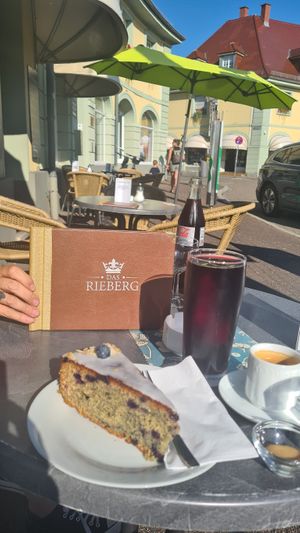 HeidelbeerKuchen auf vorderen Außensitzplätzen at Das Rieberg in Karlsruhe