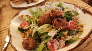 Kale Cesar con falafel at Margarito in Bilbao