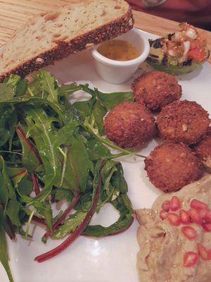 Market food de falafel babaganoush y aguacate a la plancha at Margarito in Bilbao
