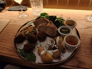 Plato combinado de falafel patatas y puerro at Margarito in Bilbao