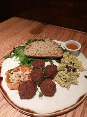 Falafel, boniato asado con pesto rojo, fusilli con pesto, ketchup casero, pan de masa madre y ensalada verde at Margarito in Bilbao