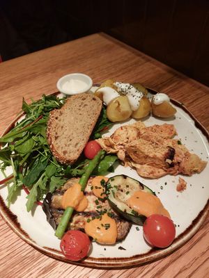 Pollo marinado a la brasa, mayonesa oriental, patatas salteadas con ali oli vegano, verduras a la brasa con romesco, pan de masa madre y ensalada verde at Margarito in Bilbao