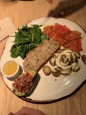 Otro plato similar al anterior con un aguacate con pico de gallo. 
De entrante hay unos totopos de maíz don “chilli no carne” vegetariano que están buenismos!  at Margarito in Bilbao