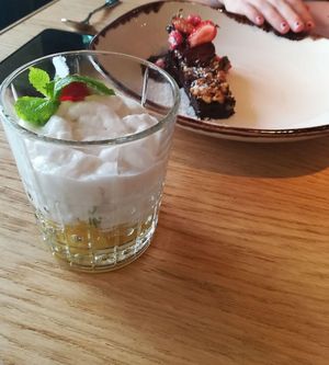 El brownie vegano y el "foam" de coco. at Margarito in Bilbao