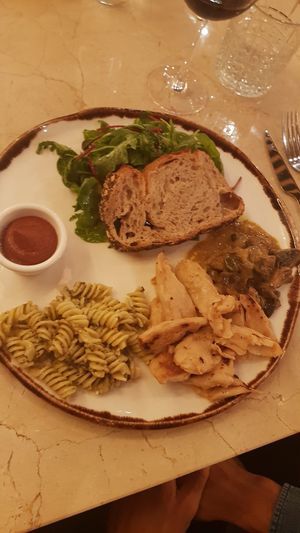 No pollo con pasta y pesto at Margarito in Bilbao