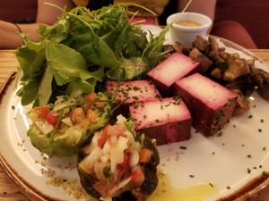 Food market con salsa de mango , aguacate plancha, champilones y tofu at Margarito in Bilbao