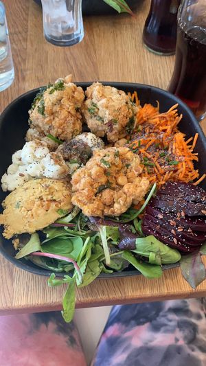 The most delicious & filling salad bowl I’ve ever had. Whole chickpea falafels!! at La Cantine in Honfleur