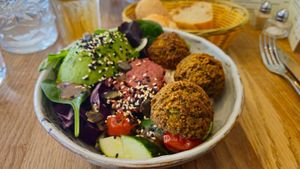 Le bowl falafel at La Cantine in Honfleur