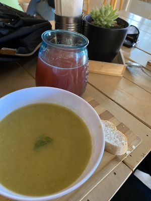 Crema de verduras acompañada de agua de piña con frutos rojos  at Ruro's Cocina Urbana & Soy Veggie in Tijuana