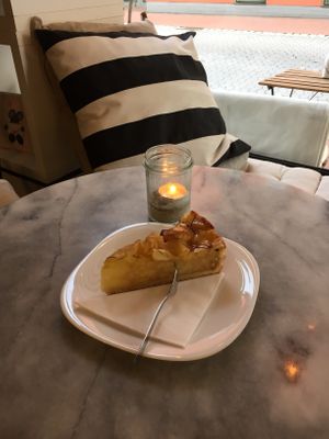Veganer Apfelkuchen😄Schoki gibt es auch at Cortés in Gottingen
