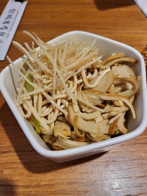 Half shredded tofu with ginger and half vegan smoked goose at QīngChūn Sù Miàn Xiàn - 青春素麵線 - Ching Chun in Taipei