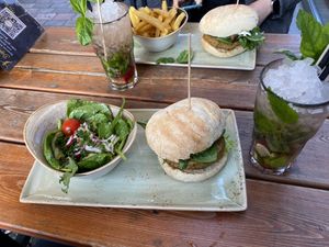 Burger menu „Frohnatur“ and „Trüffelfee" at Peter Pane in Rostock