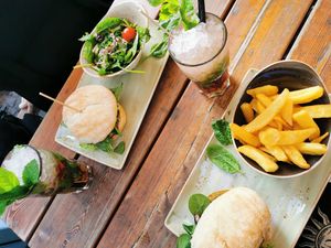 Burger menus with sourdough bun and cocktail (alcohol free) at Peter Pane in Rostock