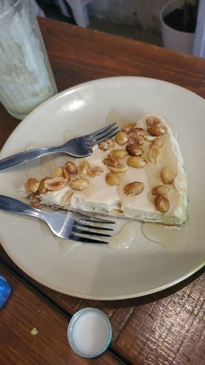 Cake at Vegan Junkies in Lisbon