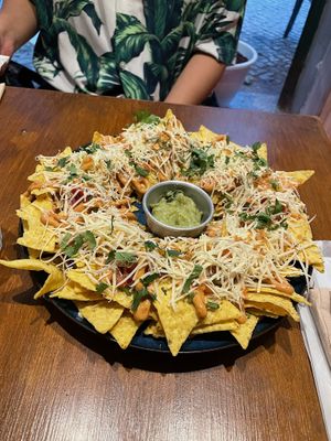 Los nachos estaban muy picantes y la salsa era escasa. Pero nos dieron mas salsa sin pagar un extra, así que muy guay.  at Vegan Junkies in Lisbon