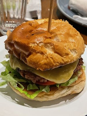 El aspecto no es de 10 pero el sabor es INCREIBLE. Por dentro trae un bacon vegano que en mi opinión no le aporta mucho. Pero muy muy deliciosa.  at Vegan Junkies in Lisbon