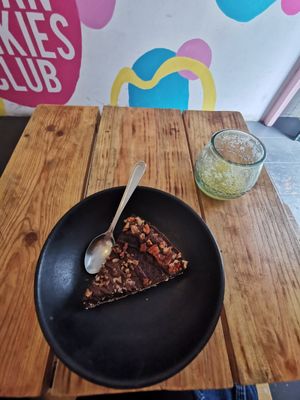 They give big pieces of cake! Very good✨ at Vegan Junkies in Lisbon