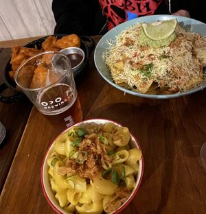 cauliflower wings, mac & cheeze & nachos at Vegan Junkies in Lisbon