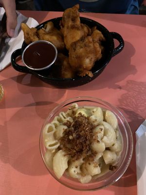 Cauliflower bbq Wings & Mac n cheese   at Vegan Junkies in Lisbon