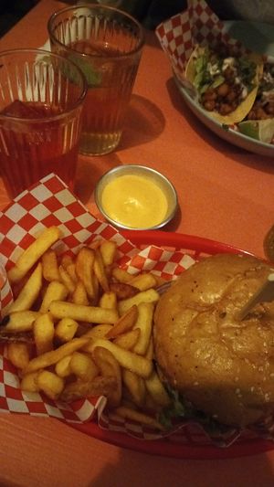 Tacos with Chickpeas and "So fresh - So clean" burger at Vegan Junkies in Lisbon