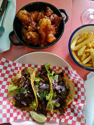 Seitanitas and BBQ wings at Vegan Junkies in Lisbon