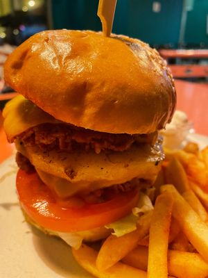 Special menu (seasonal) - Double cheese burger at Vegan Junkies in Lisbon