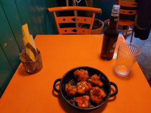 BBQ-Wings und Fritz Cola at Vegan Junkies in Lisbon