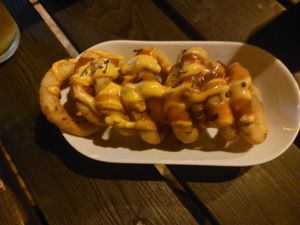 Aros de cebola com queijo e picante at Vegan Junkies in Lisbon