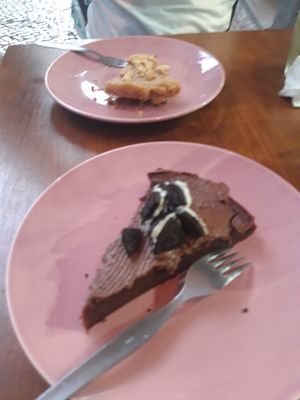 Cakes at Vegan Junkies in Lisbon