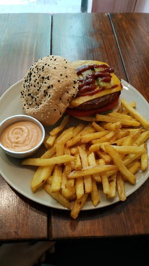 Beyond Burger! at Vegan Junkies in Lisbon