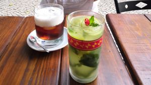 Left: “The Dude’s” (vodka, Kahlua base), right: “Can I kick it?” (coconut rum, lime juice, mint, jalapeño)  at Vegan Junkies in Lisbon