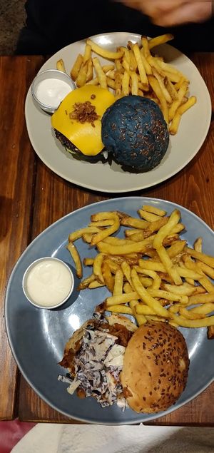 Jackfruit und Beanpattie Burger at Vegan Junkies in Lisbon