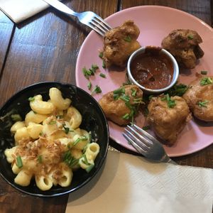 Alitas de coliflor con salsa BBQ y Mac&Cheese at Vegan Junkies in Lisbon
