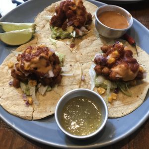 Fajitas de maíz con garbanzos y salsa chipotle  at Vegan Junkies in Lisbon