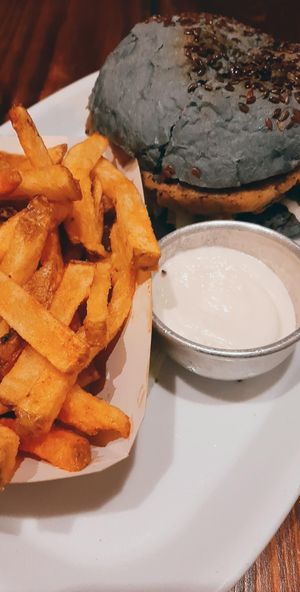 Burger de garbanzos con pan de cebolla roja at Vegan Junkies in Lisbon