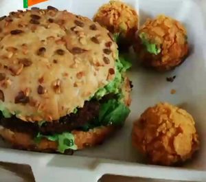 Súper recomiendo las hamburguesa de quinoa. Y viene acompañada con falafel o bolitas de papa (de gran tamaño) 😍😋🤤 at Trágame Tierra in Puebla