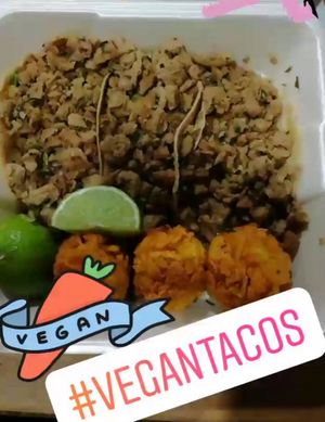 ¡Unos super tacos veganos! Y acompañados de bolitas (más bien "bolotas") de papa 👏🏻😋 at Trágame Tierra in Puebla