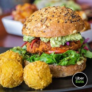 Hamburguesa frijol y chorizo at Trágame Tierra in Puebla