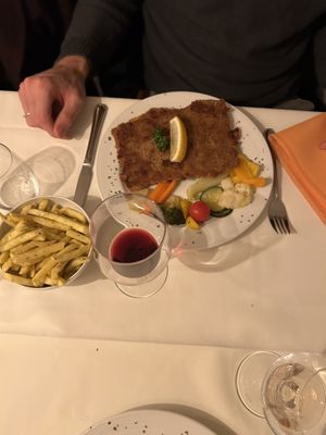 Vegan cordon bleu with the „mexican“ filling (400g) - you can chose between fries or rice on the side (both were really good) #Veganuary at Bahnhof in Kallnach