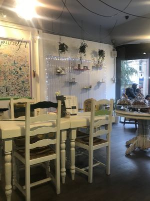 Nice cosy vibe  at Snug Art Cafe in North London