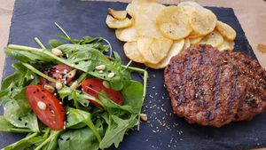 Beyond burger met aardappeltjes en salade at Maistros in Lefkada